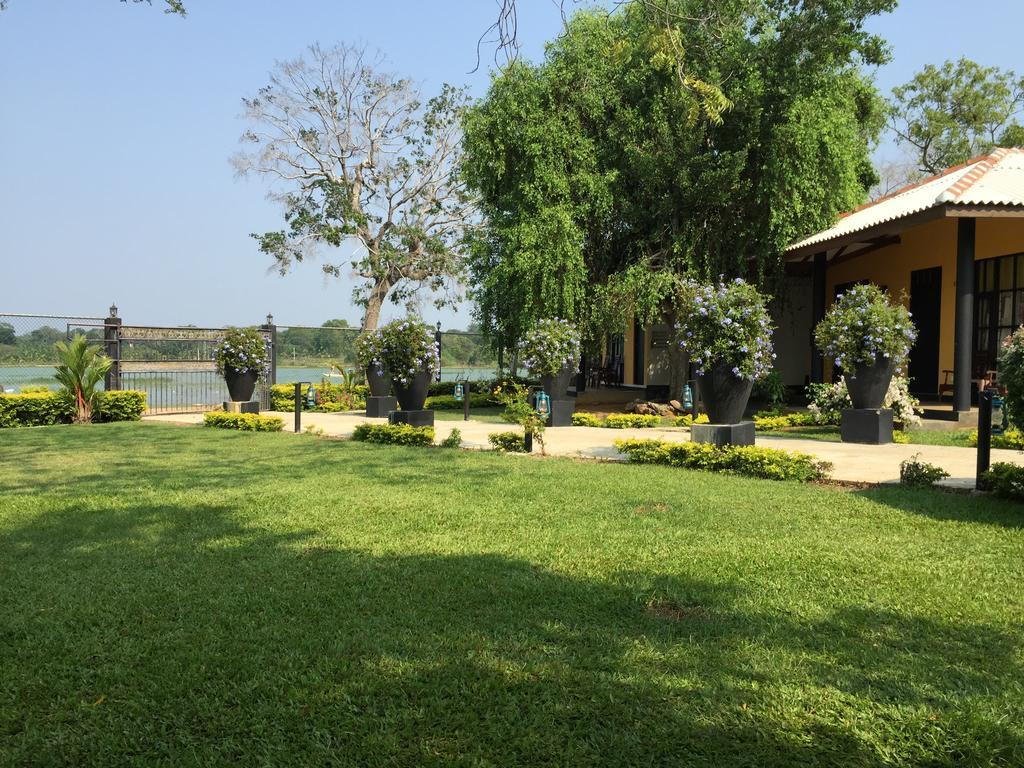 Flower Garden Lake Resort Tissamaharama Dış mekan fotoğraf