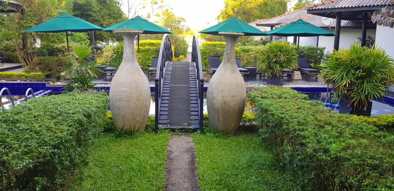 Flower Garden Lake Resort Tissamaharama Dış mekan fotoğraf