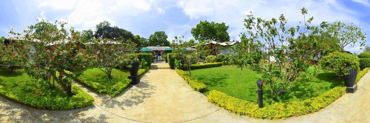 Flower Garden Lake Resort Tissamaharama Dış mekan fotoğraf