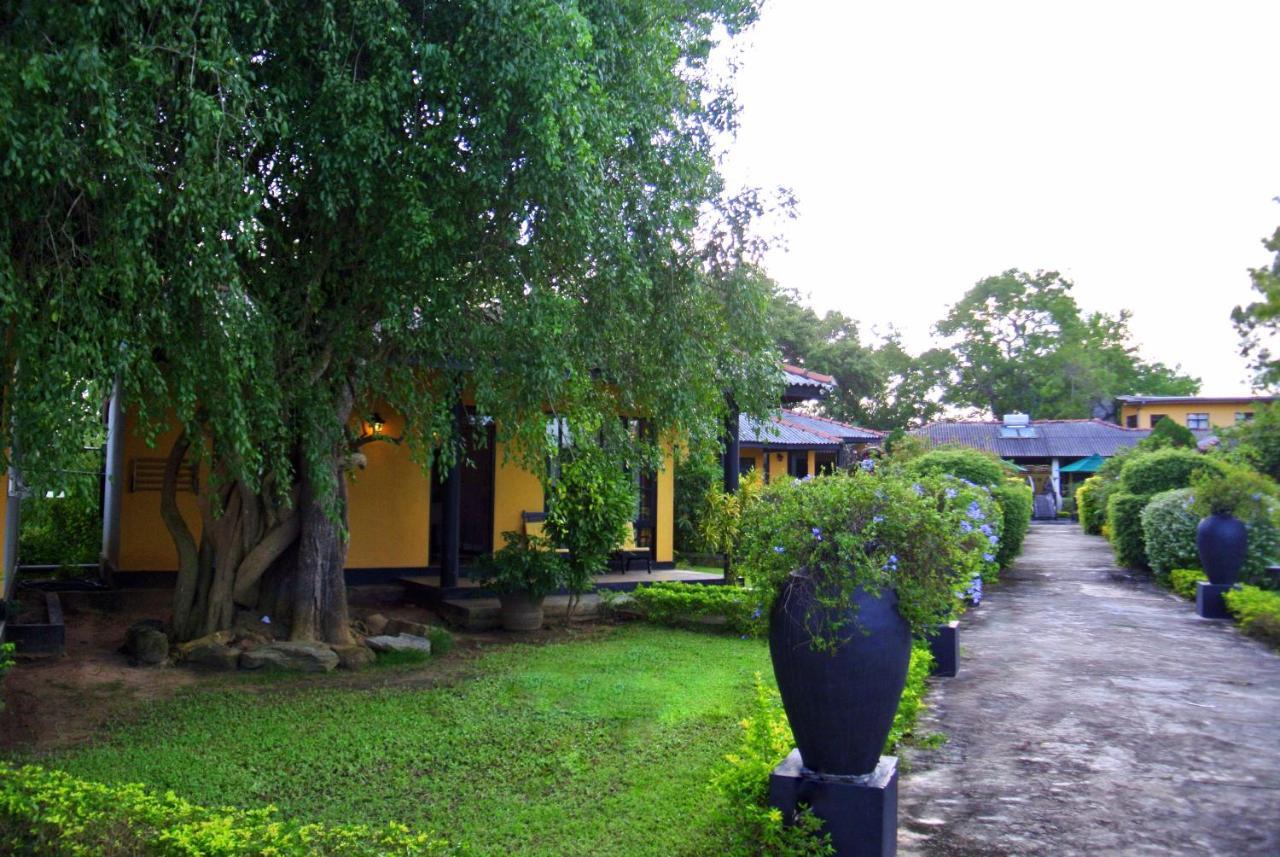 Flower Garden Lake Resort Tissamaharama Dış mekan fotoğraf