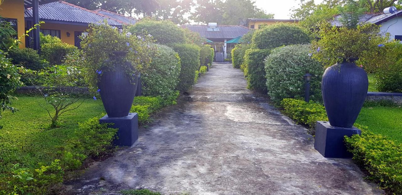 Flower Garden Lake Resort Tissamaharama Dış mekan fotoğraf